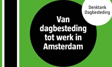 Wethouder Vliegenthart neemt kaartenboek in ontvangst
