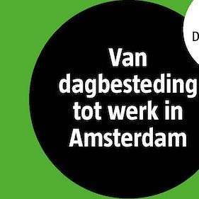 Wethouder Vliegenthart neemt kaartenboek in ontvangst